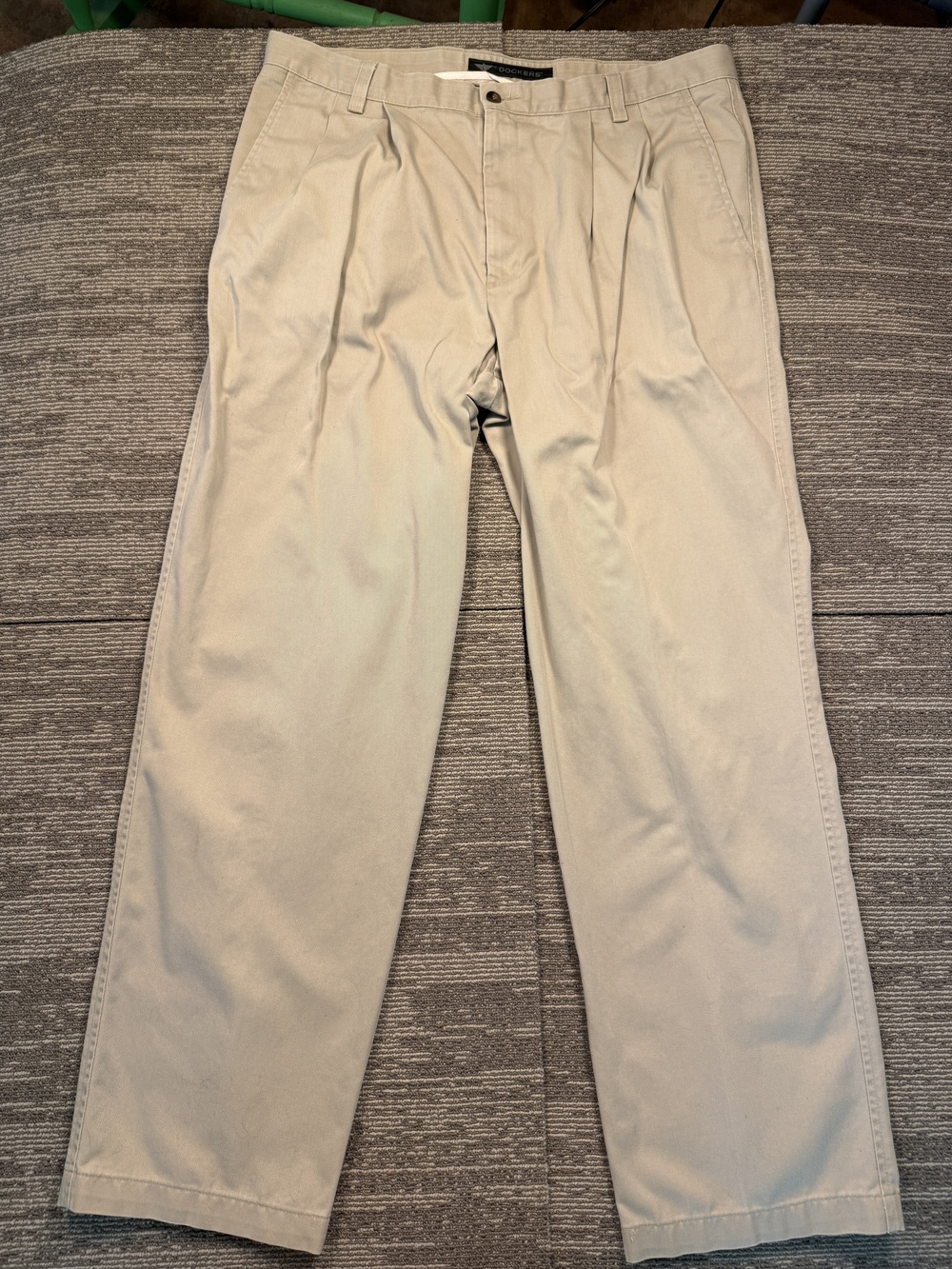 Dockers Pants Mens 38x32 Beige Pleated Classic Fit Chino Straight Leg Casual